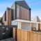 Beach Luxury On The Park - Brand New 2 bedroom 3 Bathroom Carport Shops 100m Beach 500m Aircon Heating Gas fireplace WIFI