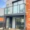 Private Room & Ensuite, in hosted Modern 2 bedroom Apartment- full use of all facilities