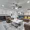 Luxurious 5BR 2BA Holiday Home with Pool, Grill, Sauna & Game Room - 本殖民地