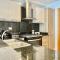 Upscale City Center Apt, Pool - Los Prados
