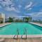 Upscale City Center Apt, Pool - Los Prados