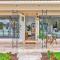 Tropical Oasis with pool 10 mins airport & 5 mins Beach