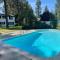 Beautiful 3 story villa with room for 17 people - outdoor POOL and indoor SAUNA - Spokane