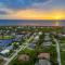 Walking Distance to the Beach! Extravagant 2024 Coastal Oasis - جزيرة ماركو