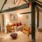 All Saints Cottage - secluded cottage with garden, 15 min walk to pub - Woodborough