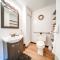 Charming Cottage with Yard Less Than 1 Mi to Lake Erie!