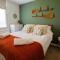 Beach View, 4 bedroom house opposite the sea! Sleeps 10