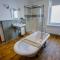 Beach View, 4 bedroom house opposite the sea! Sleeps 10