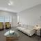 Luxurious Art Deco Abode Opposite Albert Park Lake