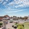 The Beach House! Just Steps from the Beach & Attractions - Perfect for Couples & Family Stays with Private Parking, Large Garden & Fast Free WiFi - The Perfect Seaside Getaway!