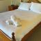 Rosies Family Spa Retreat - 300m to the sandy shores of Caves Beach