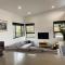 Ocean views, spacious & private, hot hub - Coningham