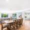 Cheerful 4-bedroom family retreat in Caves Beach