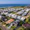 Cheerful 4-bedroom family retreat in Caves Beach