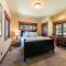 Compass Luxury Lodge - Access to HOA and Free Shuttle! - Truckee