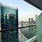 Stunning Studio with Infinity Pool , Canal View , Gym & Free Parking - Dubaj