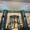 Stunning Studio with Infinity Pool , Canal View , Gym & Free Parking - Dubaj