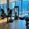 Stunning Studio with Infinity Pool , Canal View , Gym & Free Parking - Dubaj
