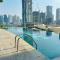 Stunning Studio with Infinity Pool , Canal View , Gym & Free Parking - Dubaj