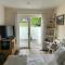 Sanctuary by the Sea with large room including lounge, bathroom, direct garden access & free parking - Rottingdean