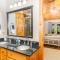 Amazing Creek View Cabin w/ Hot Tub, Firepit & Pool Table - إليجاي