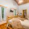 Amazing Creek View Cabin w/ Hot Tub, Firepit & Pool Table - 埃利杰