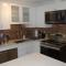 Modern 2-BR Basement Apartment - 列治文山