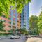 Vibrant Downtown, King Bed, Work Desk & Kitchen