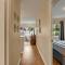 Eclectic Downtown & Cap Hill King bed & Kitchen