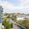 Modern 3BR Riverside APT w Parking near Shops and Park - Брисбен