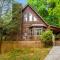 Amazing Creek View Cabin w/ Hot Tub, Firepit & Pool Table - 埃利杰