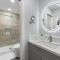 Searenity Suite- Peekaboo Ocean view 1 min walk to Beach