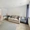 Amaya Three - Newly Renovated - Sleeps 6 - Grantham - Garden & Driveway
