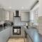 Amaya Three - Newly Renovated - Sleeps 6 - Grantham - Garden & Driveway