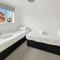 Amaya Three - Newly Renovated - Sleeps 6 - Grantham - Garden & Driveway