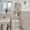 Amaya Three - Newly Renovated - Sleeps 6 - Grantham - Garden & Driveway