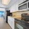 Oceanfront Oasis, Luxe 1BR Haven with Full Kitchen! CR 622 - 默特尔比奇