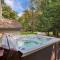 roomy CHALET in Lake harmony - 3 mins WALKING distance to LAKE, BB, JACK FROST Ski mts with LINENS, TOWELS, FIREPIT, HOTTUB, GAMES, GRILL - Lake Harmony
