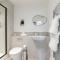 Elliot Oliver - Beautiful Two Bedroom Apartment With Parking in The Docks - Gloucester