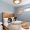 Elliot Oliver - Beautiful Two Bedroom Apartment With Parking in The Docks - Gloucester