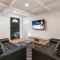 Guest House, Accessible to Downtown, & Fast WiFi!