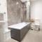 Modern Comfort Near Castle St with WiFi & Parking! - 汤顿
