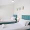 Cosy 2-Bed with Private Deck 400m From Beach