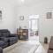 Cosy 2-Bed with Private Deck 400m From Beach