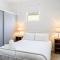Cosy 2-Bed with Private Deck 400m From Beach