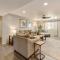 Heated pool, Sports Court, Pool table, King beds - Tempe Junction
