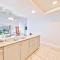 Balboa Peninsula Hidden Gem with Private Balcony & Stunning Views - شاطئ نيوبورت