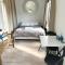 Micro Mansion with big deck and views in Lovely Lithglow