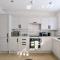 Spacious and Modern Entire Home with Garden - Stockport