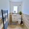 Spacious and Modern Entire Home with Garden - Stockport